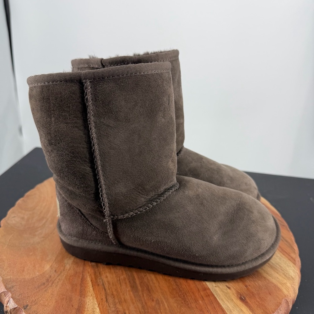 UGG 5251 Short Classic Chocolate Brown Boots girls sz 2